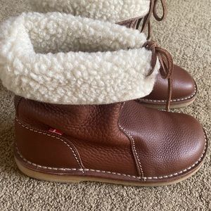 Women’s arhus Duckfeet boots size 41 color is nut.